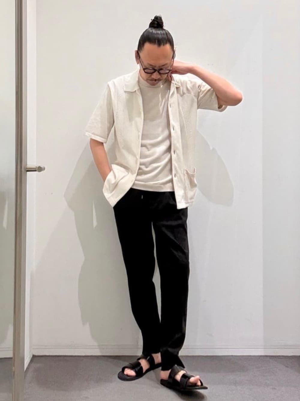 ホワイト系のシャツ/ブラウス、ベージュ系のニット/セーター、ブラック系のスラックスを着用したメンズの夏コーディネートの1枚目の写真