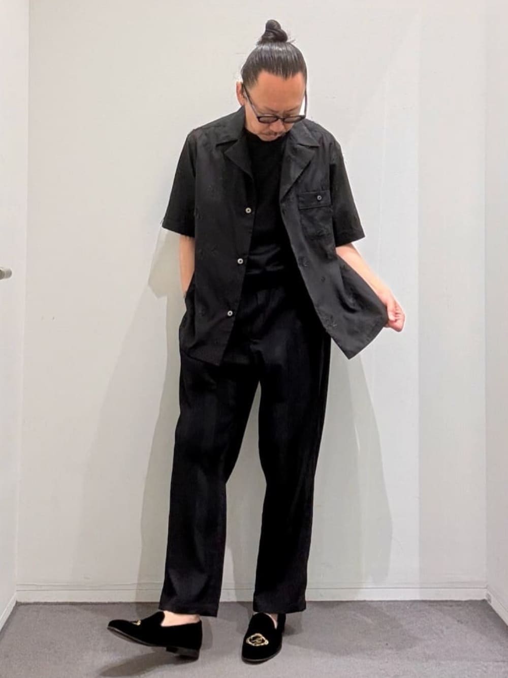 ブラック系のシャツ/ブラウス、ブラック系のTシャツ/カットソー、ブラック系のスラックスを着用したメンズの夏コーディネートの1枚目の写真
