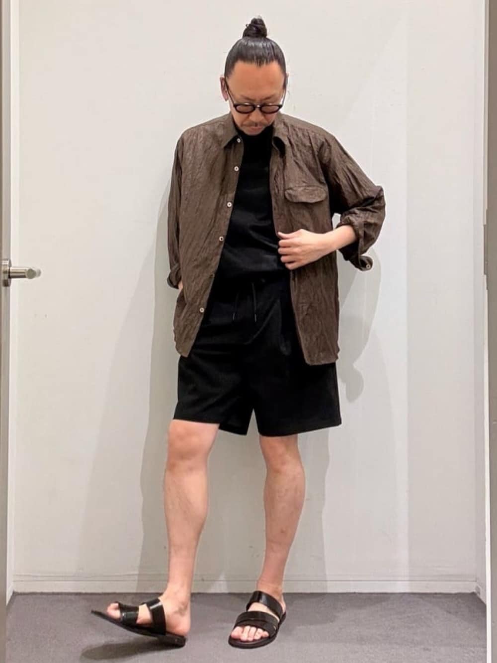 ブラック系のその他パンツ、ブラウン系のシャツ/ブラウス、ブラック系のTシャツ/カットソーを着用したメンズの夏コーディネートの1枚目の写真