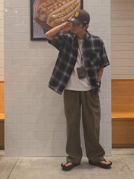 「BAYFLOW（ベイフロー）のネックウォレット（コインケース、グレー系）」を使った、bfnakamuさん（メンズ・170cm）の夏コーディネート