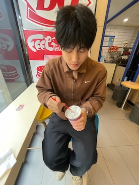 「NIKE（ナイキ）のアイテム（その他アウター、ブラウン系）」を使った、reotakeuchiさん（メンズ・175cm）の春コーディネート