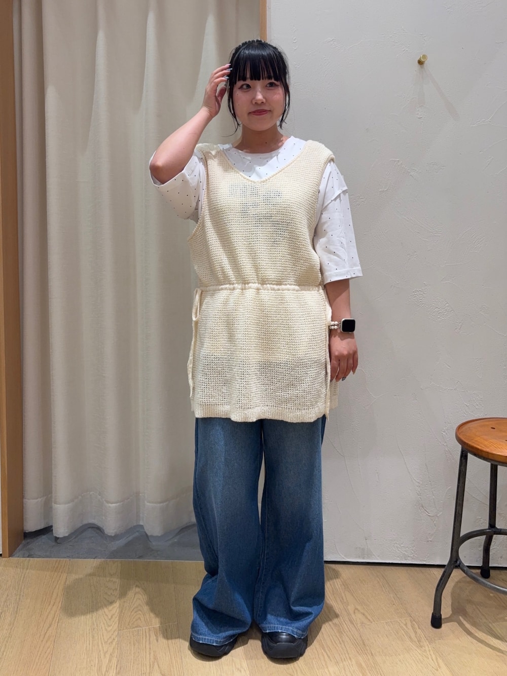 ホワイト系のベスト、ホワイト系のTシャツ/カットソー、ブルー系のデニムパンツを着用したレディースの夏コーディネートの1枚目の写真