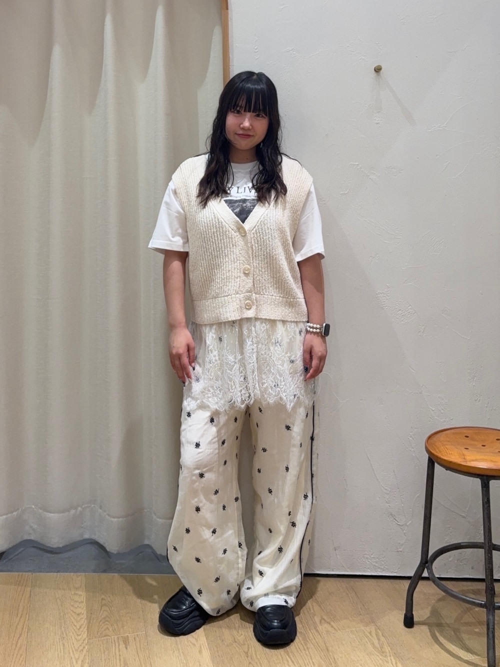 ホワイト系のTシャツ/カットソー、ホワイト系のベスト、ホワイト系のその他パンツを着用したレディースの夏コーディネートの1枚目の写真