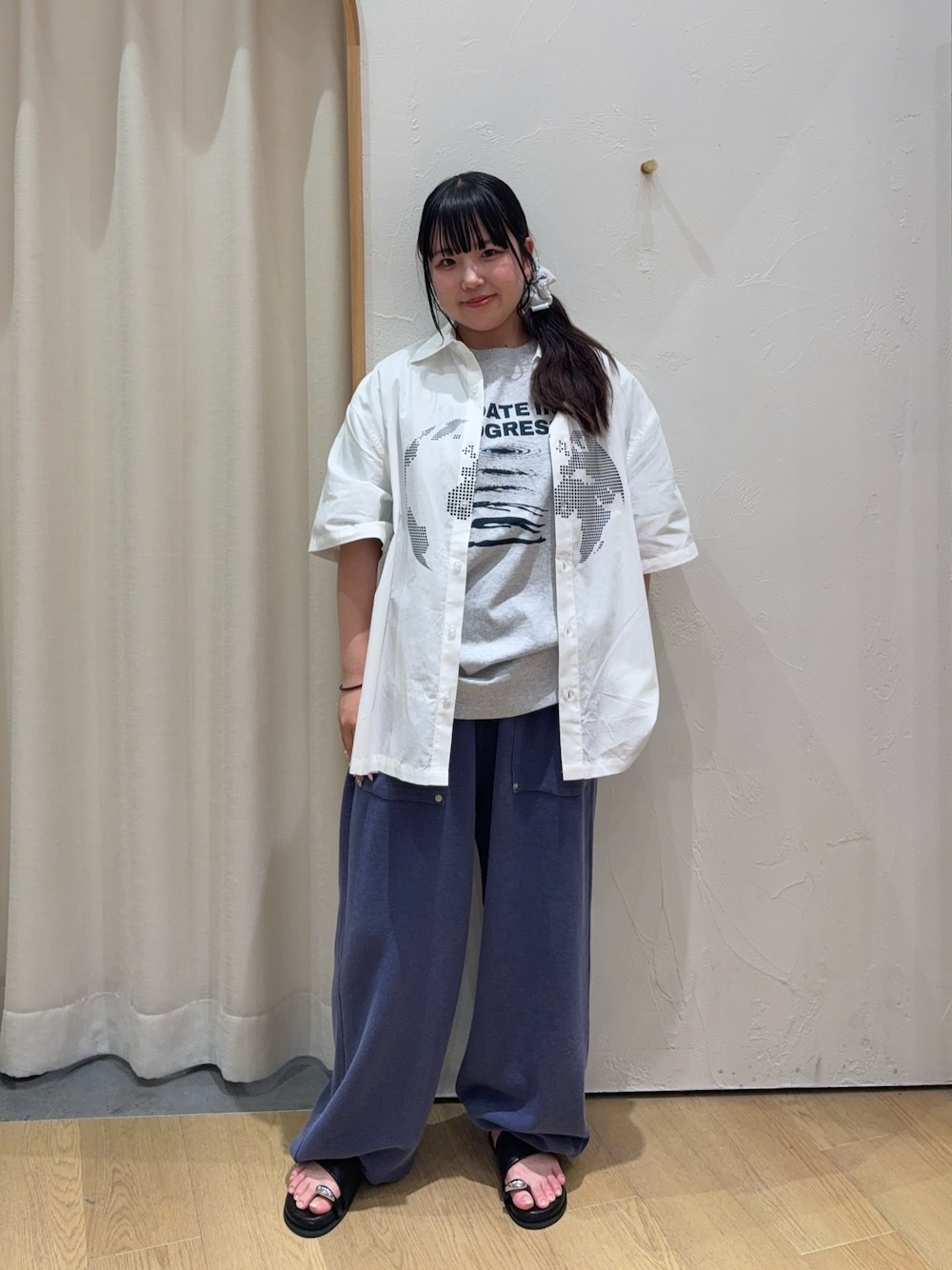 ホワイト系のシャツ/ブラウス、グレー系のTシャツ/カットソー、ブルー系のスウェットパンツを着用したレディースの夏コーディネートの1枚目の写真