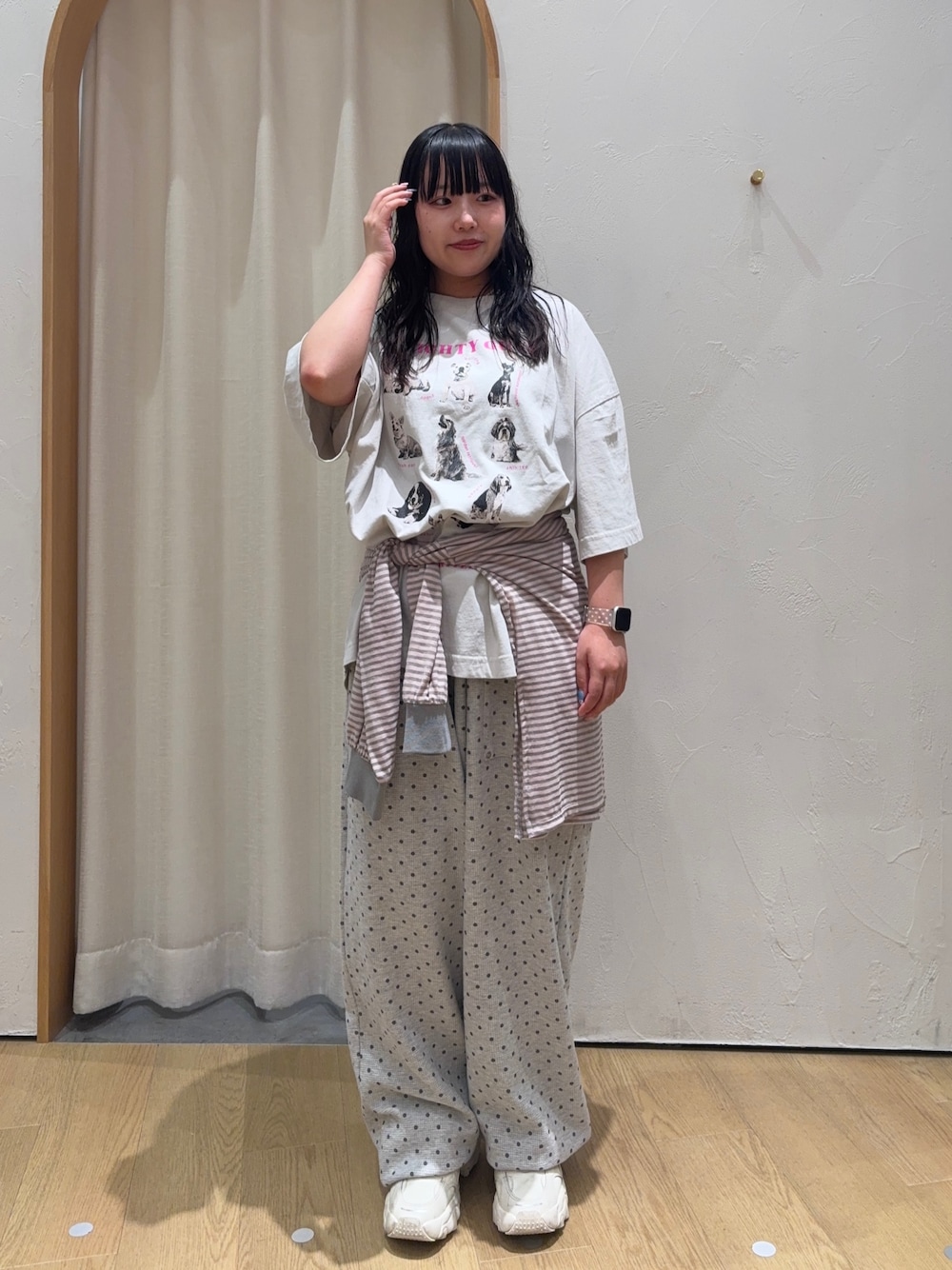 グレー系のスウェットパンツ、ピンク系のTシャツ/カットソー、グレー系のTシャツ/カットソーを着用したレディースの夏コーディネートの1枚目の写真