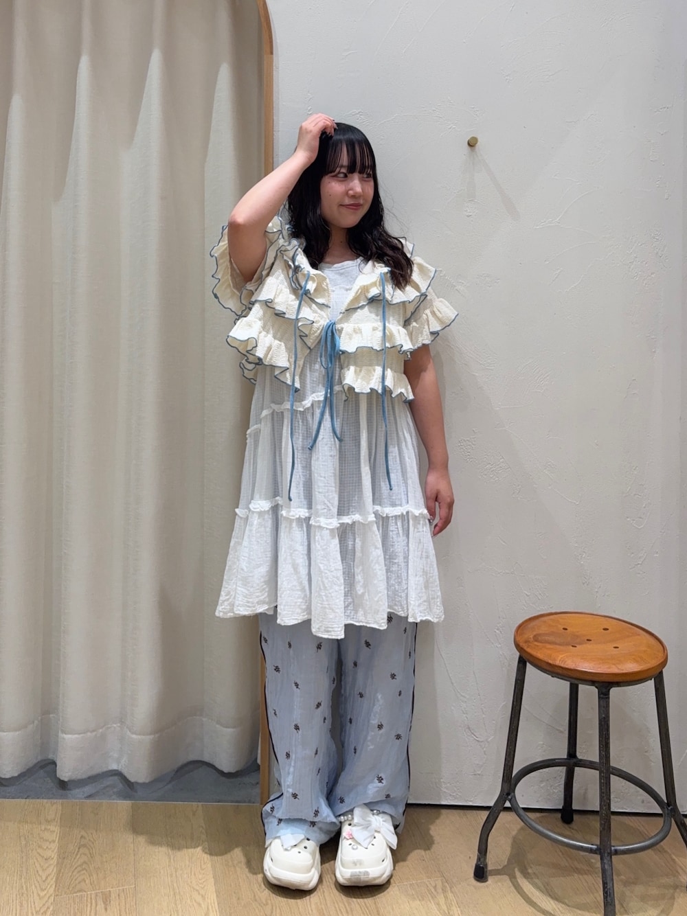 ホワイト系のカーディガン/ボレロ、ブルー系のその他パンツを着用したレディースの夏コーディネートの1枚目の写真