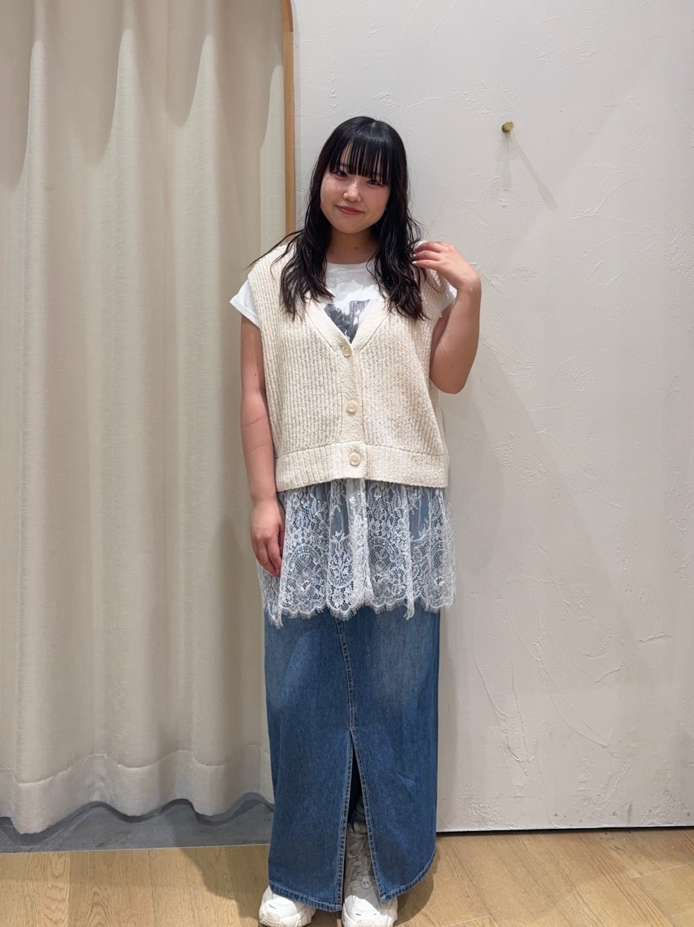 ホワイト系のTシャツ/カットソー、ホワイト系のベスト、ブルー系のスカートを着用したレディースの夏コーディネートの1枚目の写真