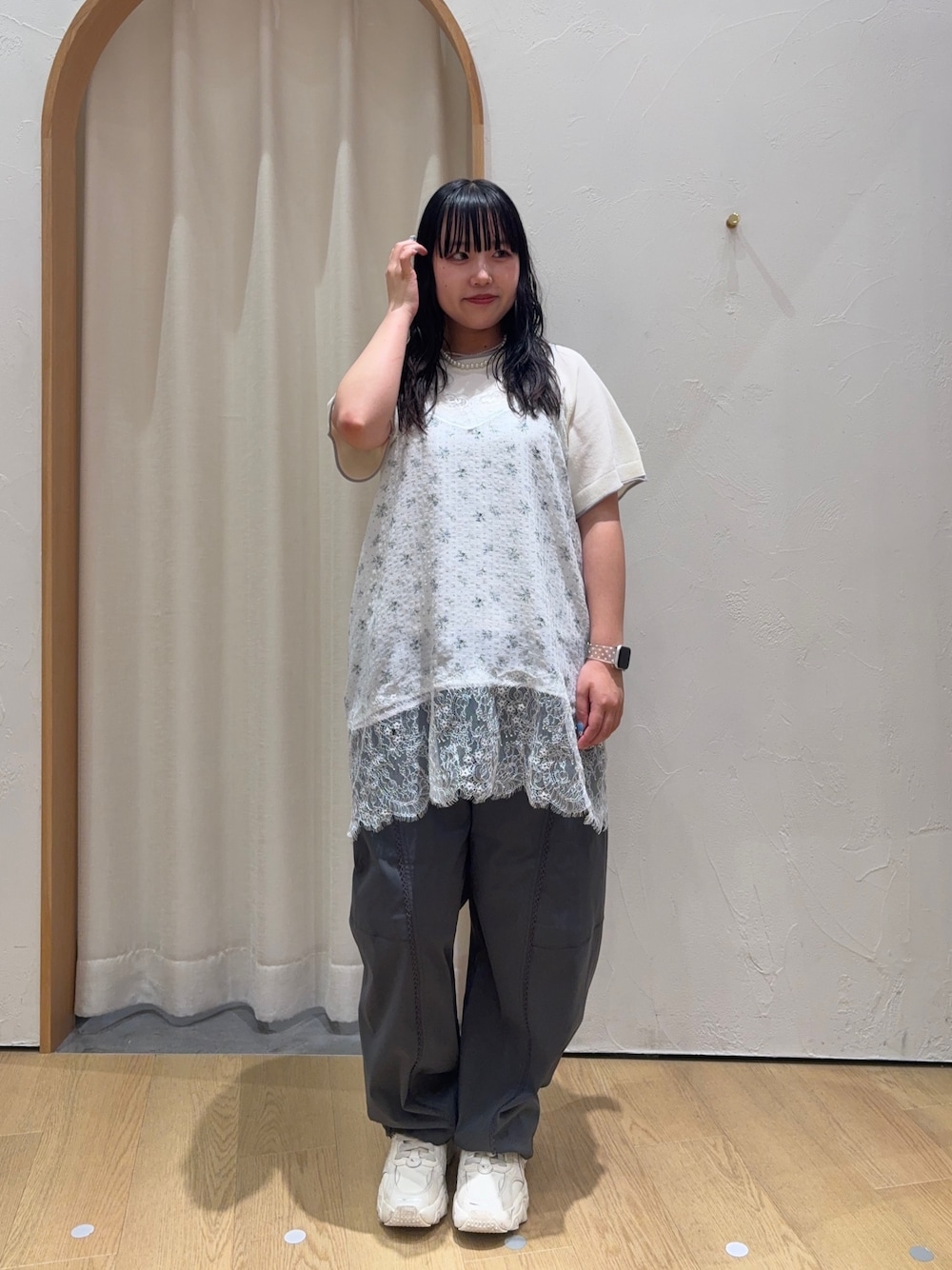 ホワイト系のニット/セーター、ホワイト系のチュニック、グレー系のその他パンツを着用したレディースの夏コーディネートの1枚目の写真