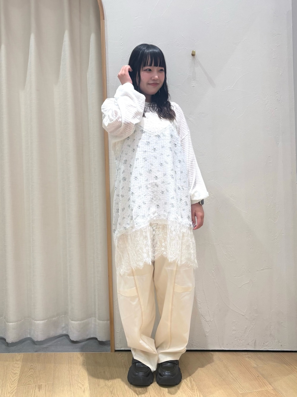 ホワイト系のTシャツ/カットソー、ホワイト系のチュニック、ホワイト系のその他パンツを着用したレディースの夏コーディネートの1枚目の写真