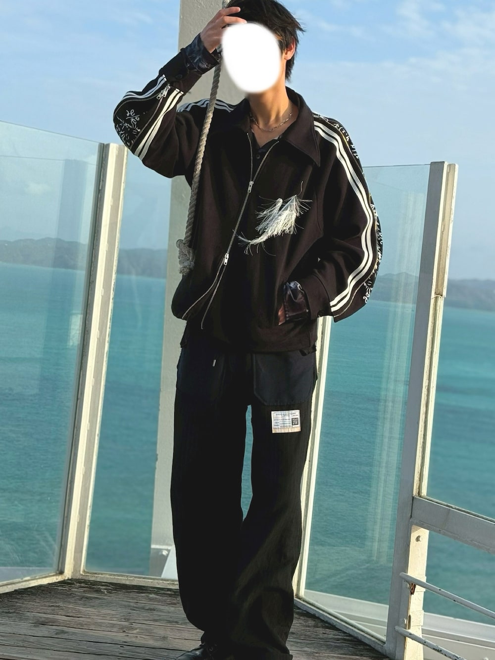 ブラック系のシャツ/ブラウス、ブラック系のジャージ、ブラック系のスラックスを着用したメンズの春コーディネートの1枚目の写真