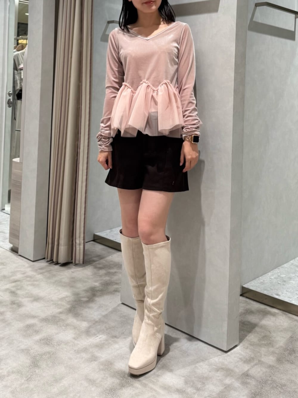 ホワイト系のブーツ、ピンク系のシャツ/ブラウス、ブラウン系のその他パンツを着用したレディースの秋コーディネートの1枚目の写真