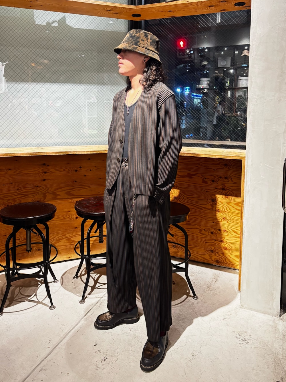 ブラウン系のカーディガン/ボレロ、ブラウン系のその他パンツ、ブラック系のモカシン/デッキシューズを着用したメンズの夏コーディネートの1枚目の写真