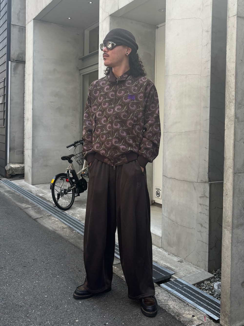 ブラウン系のブルゾン、ブラウン系のその他パンツ、ブラック系のモカシン/デッキシューズを着用したメンズの夏コーディネートの1枚目の写真