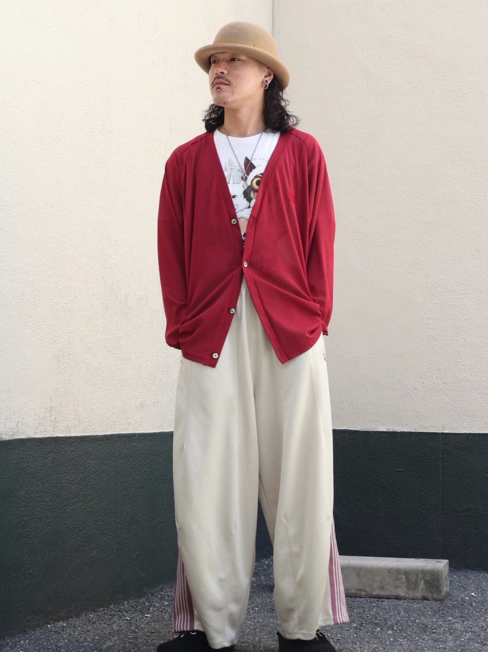 レッド系のカーディガン/ボレロ、ホワイト系のTシャツ/カットソー、ベージュ系のその他パンツを着用したメンズの夏コーディネートの1枚目の写真