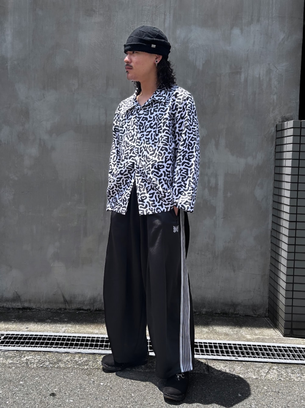 ホワイト系のシャツ/ブラウス、ブラック系のパンツ、ブラック系のニットキャップ/ビーニーを着用したメンズの夏コーディネートの1枚目の写真
