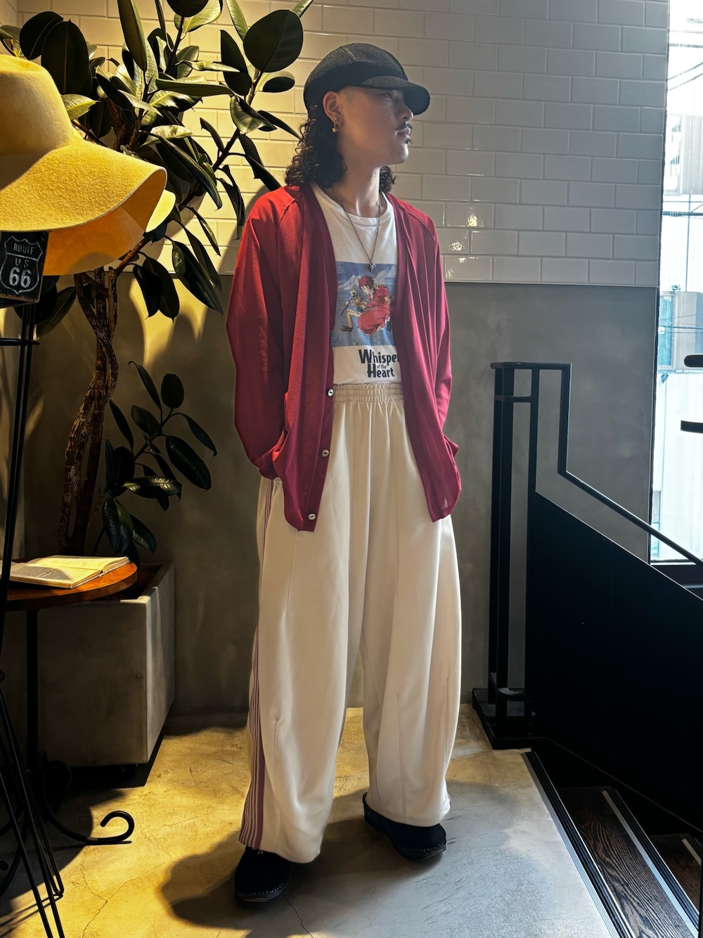 レッド系のニット/セーター、ホワイト系のTシャツ/カットソー、ベージュ系のパンツを着用したメンズの夏コーディネートの1枚目の写真