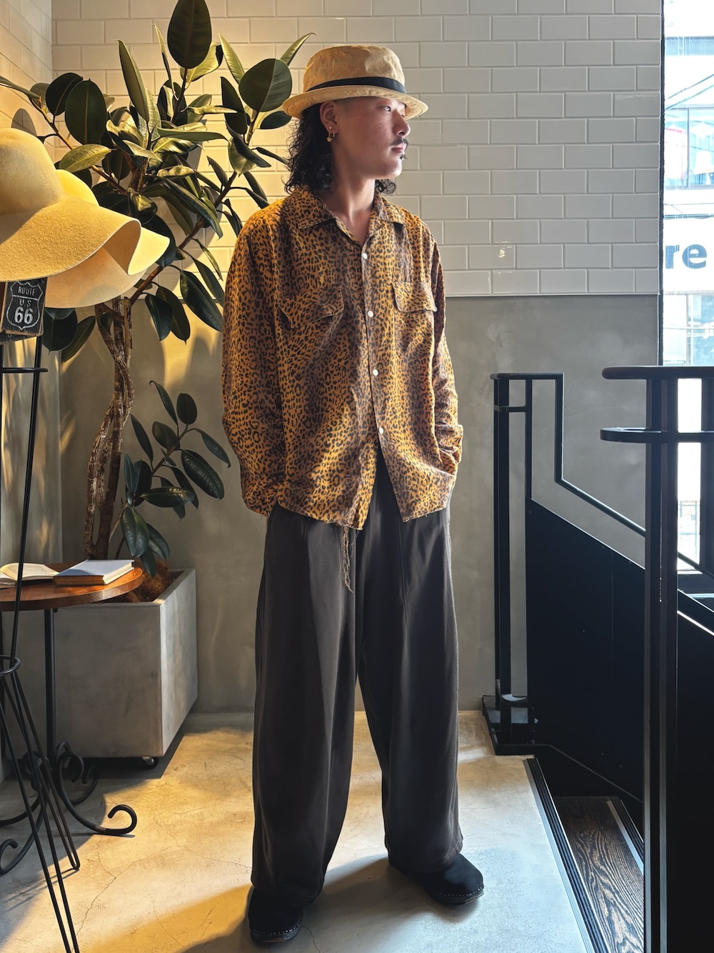 ブラウン系のその他パンツ、ベージュ系のトップス、ブラック系のサンダルを着用したメンズの夏コーディネートの1枚目の写真