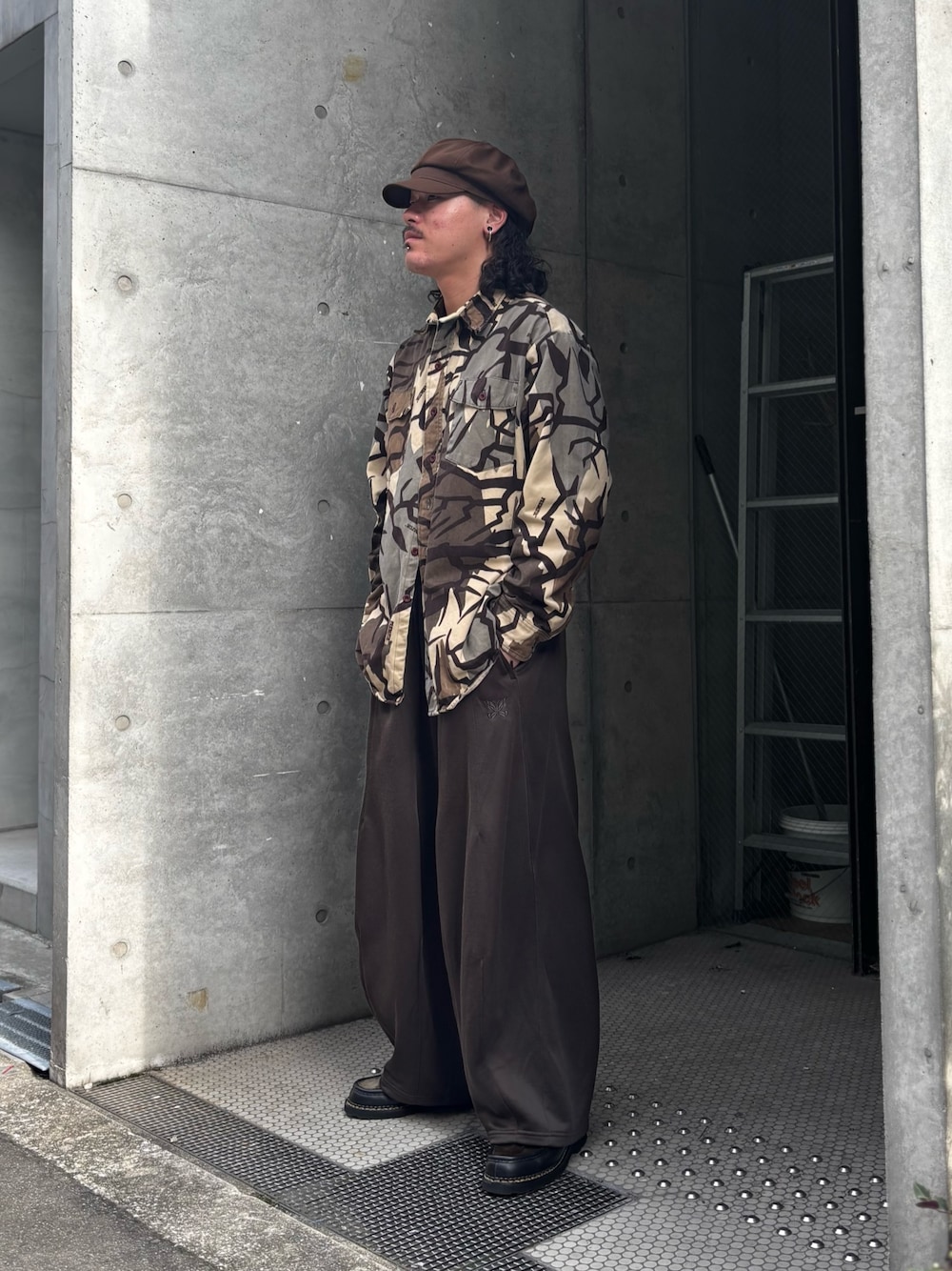 ブラウン系のその他パンツ、ブラウン系のローファー、ブラウン系のジャケット/アウターを着用したメンズの夏コーディネートの1枚目の写真