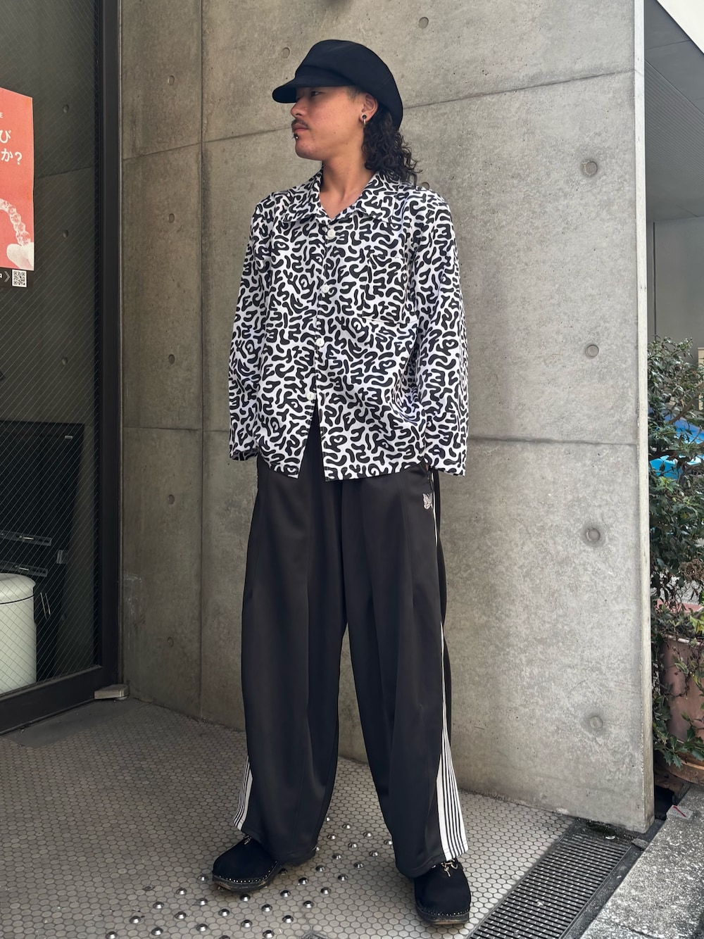 ホワイト系のシャツ/ブラウス、ブラック系のその他パンツ、ブラック系のキャスケットを着用したメンズの夏コーディネートの1枚目の写真