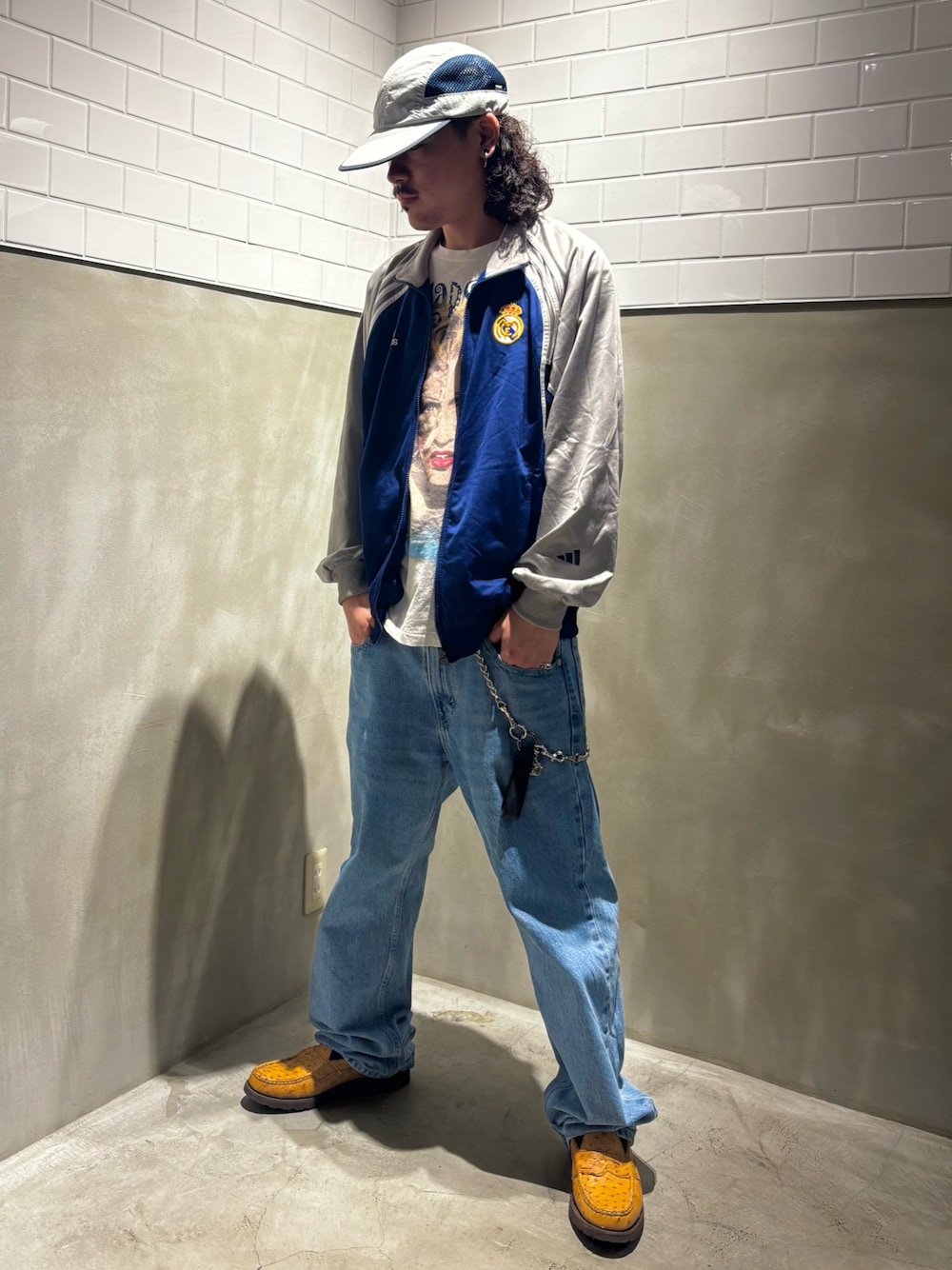 ブルー系のジャケット/アウター、ブルー系のデニムパンツ、イエロー系のローファーを着用したメンズの夏コーディネートの1枚目の写真