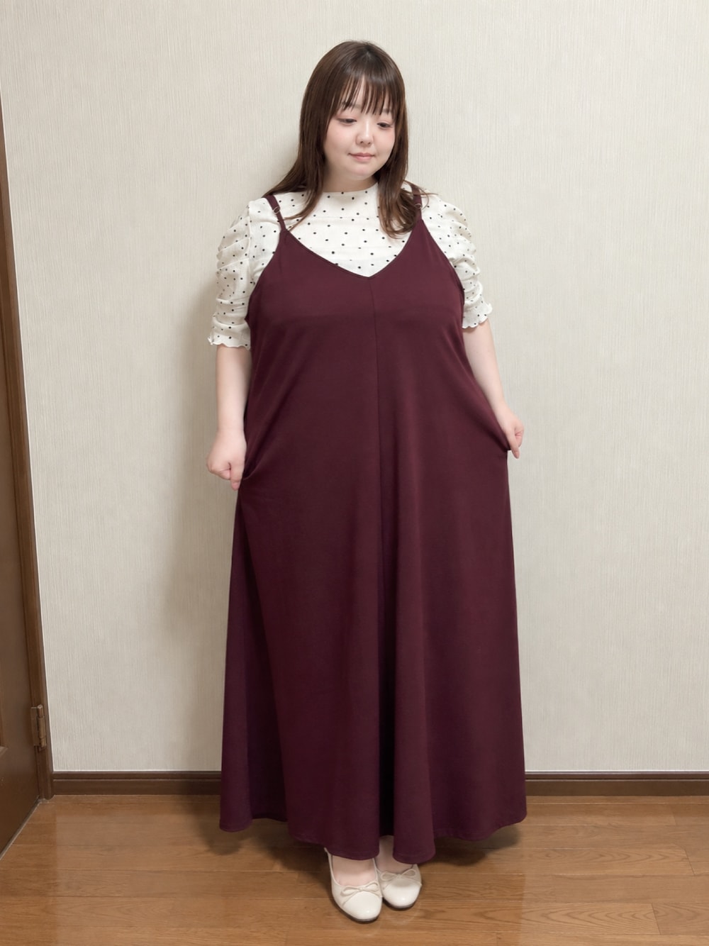 レッド系のワンピースを着用したレディースの秋コーディネートの1枚目の写真