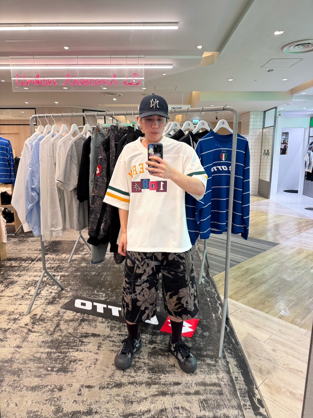 ホワイト系のTシャツ/カットソー、ブラック系のその他パンツを着用したメンズの春コーディネートの1枚目の写真