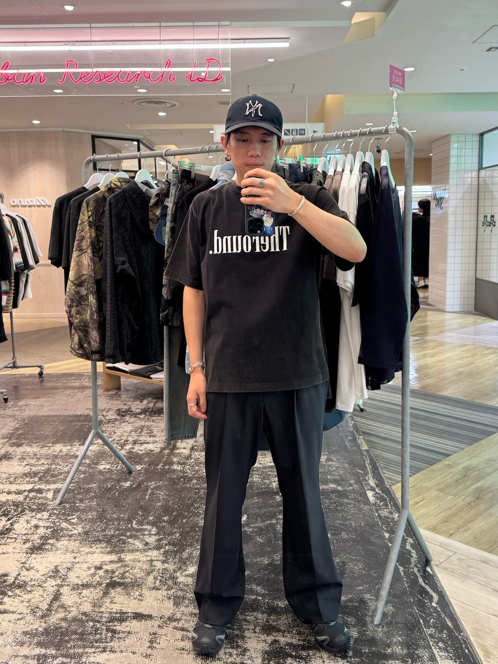 ブラック系のTシャツ/カットソー、ブラック系のその他パンツ、ブラック系のスニーカーを着用したメンズの夏コーディネートの1枚目の写真