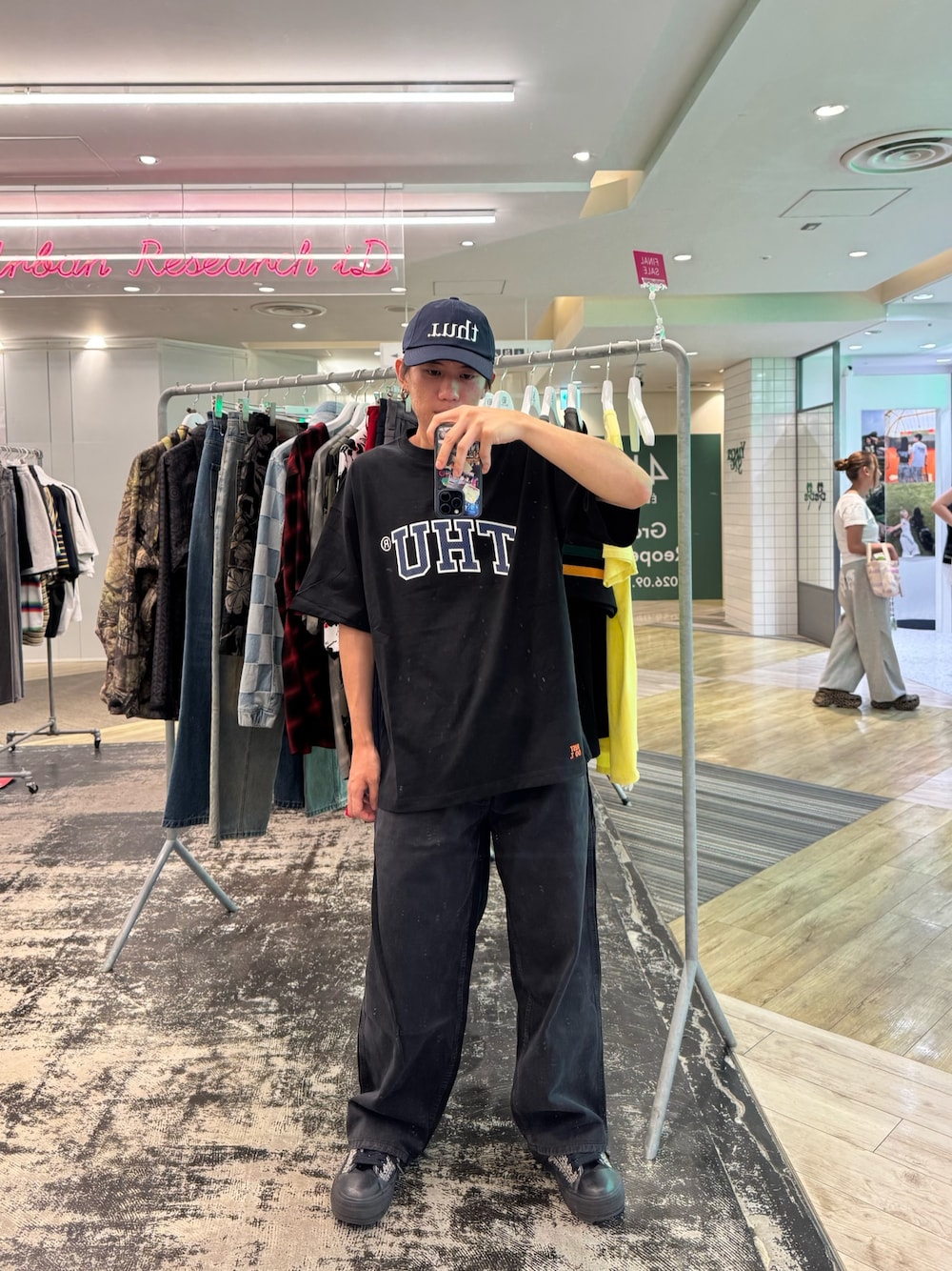 ブラック系のTシャツ/カットソー、ブラック系のデニムパンツ、ブルー系のキャップを着用したメンズの夏コーディネートの1枚目の写真