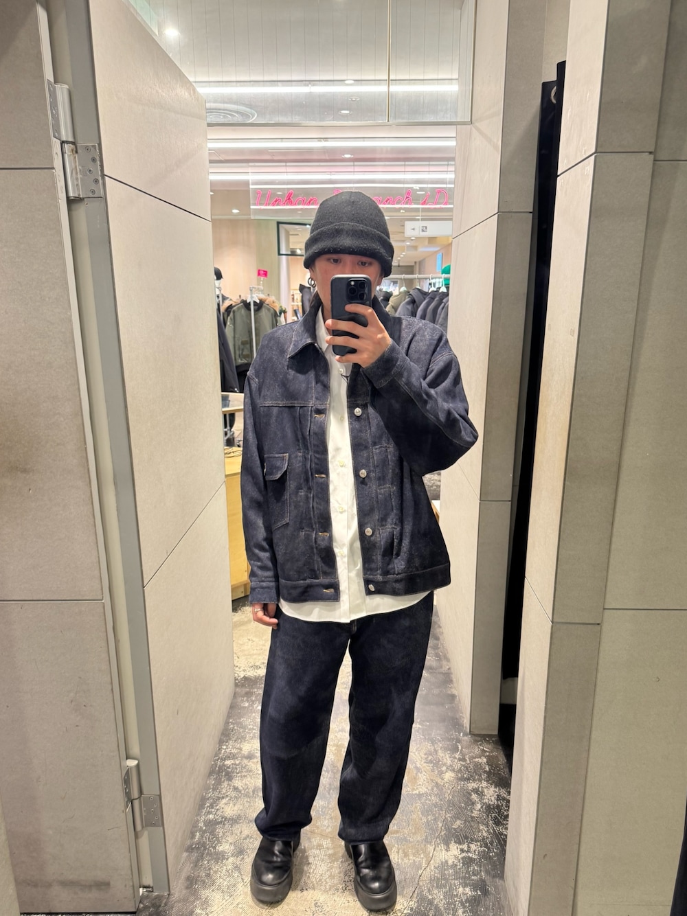 ブルー系のテーラードジャケット、ホワイト系のシャツ/ブラウス、ブルー系のその他パンツを着用したメンズの冬コーディネートの1枚目の写真