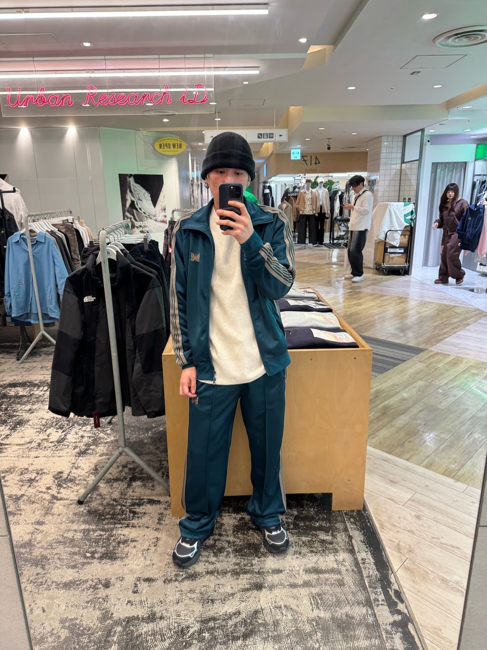 グリーン系のブルゾン、グリーン系のその他パンツを着用したメンズの春コーディネートの1枚目の写真