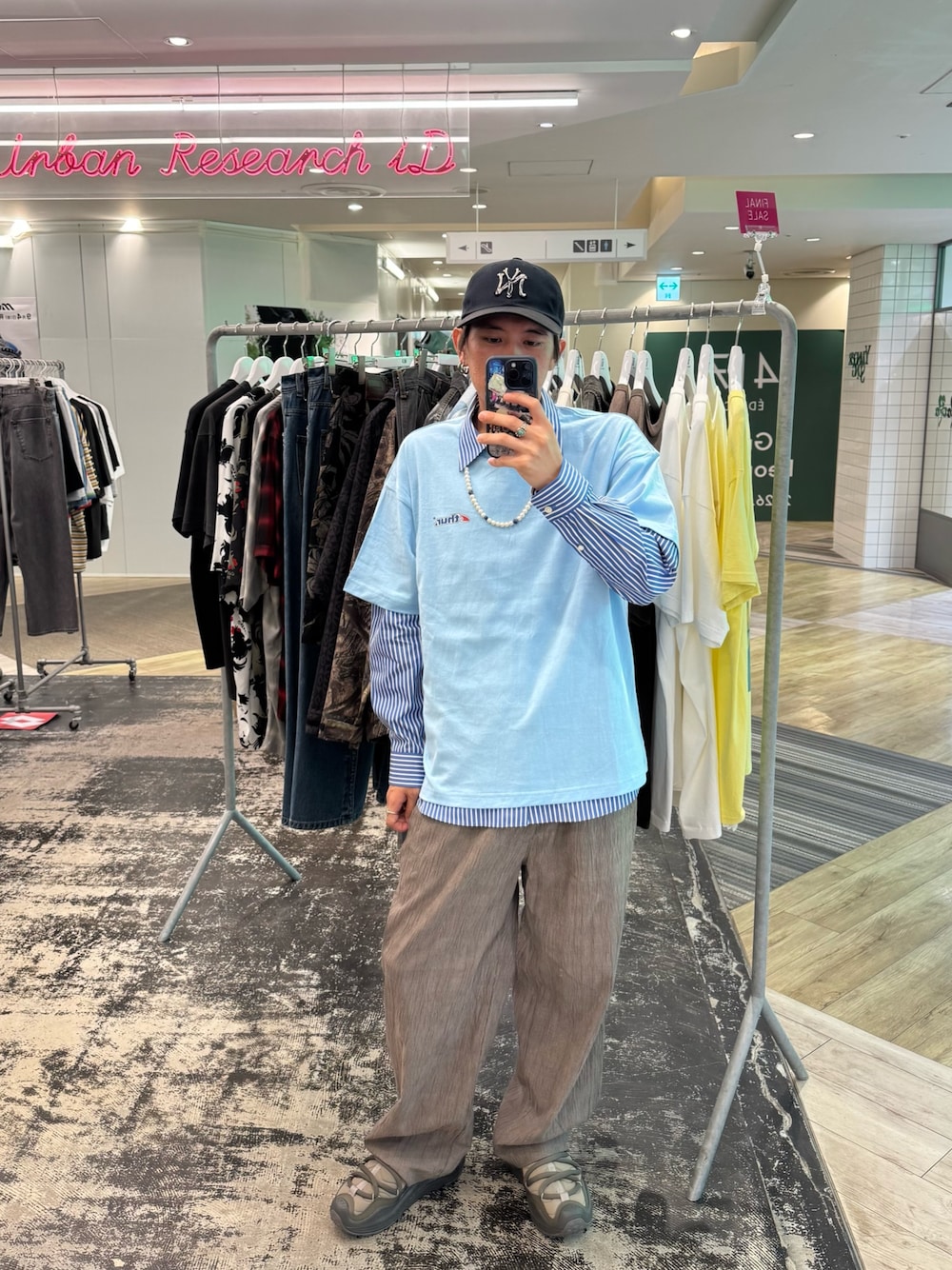 その他のシャツ/ブラウス、ブルー系のTシャツ/カットソー、ブラウン系のその他パンツを着用したメンズの夏コーディネートの1枚目の写真