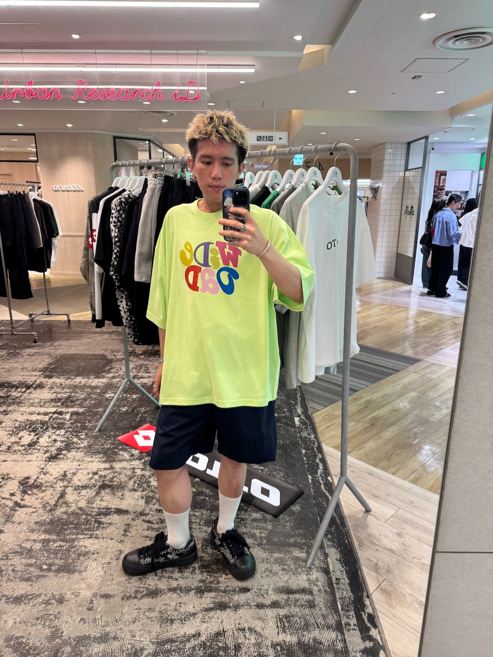 グリーン系のTシャツ/カットソー、ブルー系のその他パンツを着用したメンズの夏コーディネートの1枚目の写真