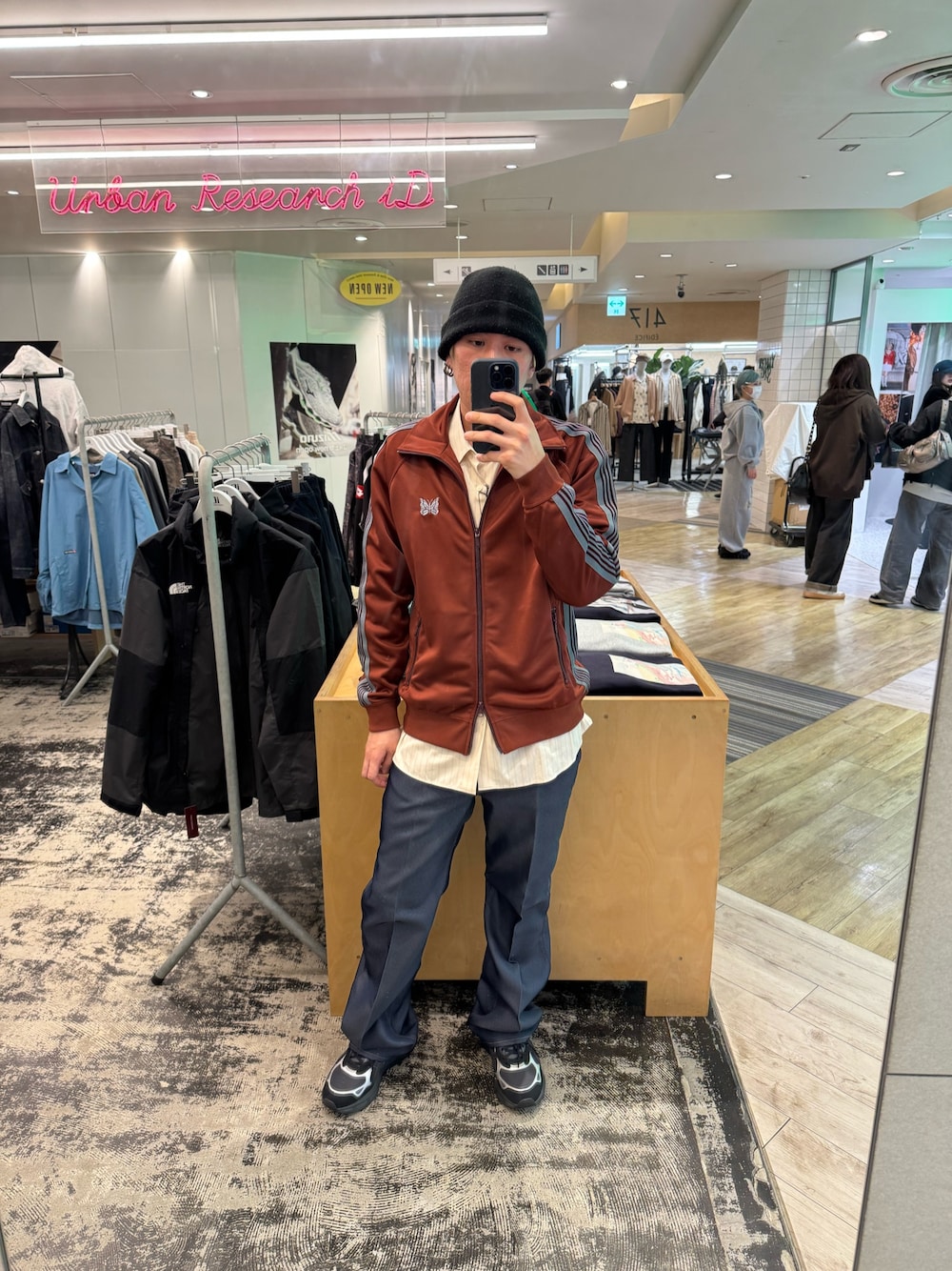 ブラウン系のブルゾン、ホワイト系のシャツ/ブラウス、ブラック系のスニーカーを着用したメンズの春コーディネートの1枚目の写真