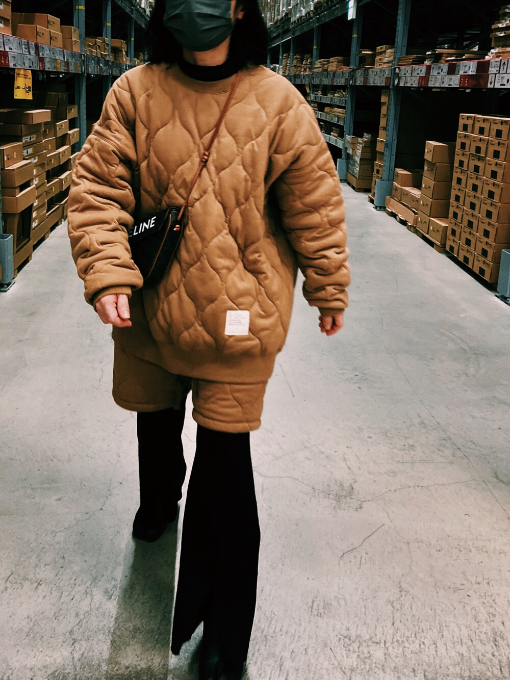 「大人カジュアル、セットアップ、ショートパンツ、キルティング、ブーツ、フレアパンツ、リブパンツ、mamekurogouchi、MISTERGENTLEMAN、あったかコーデ」｜「MR.GENTLEMANの【MISTERGENTLEMAN × GELATO PIQUE HOMME】QUILTED PULLOVER（その他トップス、ベージュ系）」を使った、ソーさん（レディース・150cm）の冬コーディネートの1枚目の写真