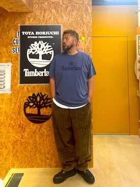 「Timberland（ティンバーランド）のコットン 4ロウ コーデュロイ パンツ ユニセックス（その他パンツ、ブラウン系）」を使った、MITSUNORI MATSUMURAさん（メンズ・183cm）の秋コーディネート