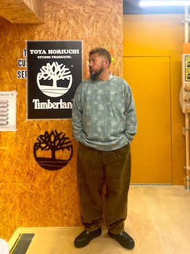 「Timberland（ティンバーランド）のコットン 4ロウ コーデュロイ パンツ ユニセックス（その他パンツ、ブラウン系）」を使った、MITSUNORI MATSUMURAさん（メンズ・183cm）の秋コーディネート