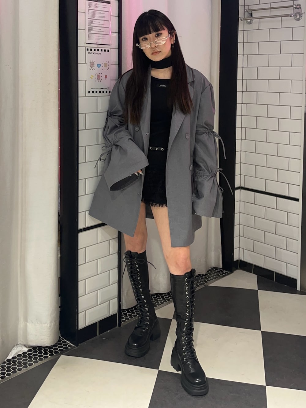 ブラック系のニット/セーター、グレー系のテーラードジャケット、ブラック系のその他パンツを着用したレディースの冬コーディネートの1枚目の写真