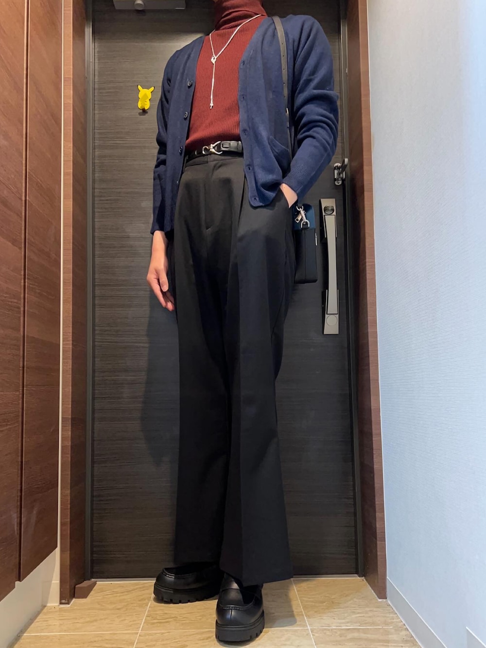 「きれいめカジュアル、メンズコーデ、シンプルコーデ、春夏コーデ、フレアパンツ、韓国ファッション、お出かけコーデ、ローファー、カーディガン、ニット、ショルダーバッグ、おしゃれさんと繋がりたい、ootd、outfit、高身長」｜「COMME CA ISMの【マシーンウォッシャブル】 リブ タートルネック プルオーバー（ニット/セーター、レッド系）」を使った、MJさん（メンズ・186cm）の春コーディネートの1枚目の写真