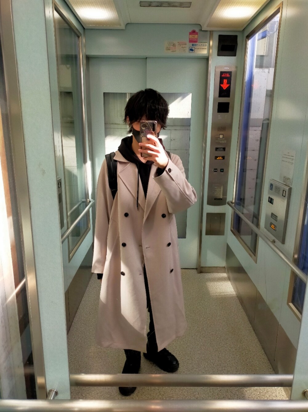 「パーカー、トレンチコート、パーカー×コート、きれいめカジュアル、おしゃれさんと繋がりたい、お洒落さんとつながりたい、パーカーコーデ」｜「JUNREDの【Trend Design】ドルマントレンチオーバーコート（トレンチコート、ホワイト系）」を使った、R【 相互 】さん（メンズ・165cm）の秋コーディネートの1枚目の写真