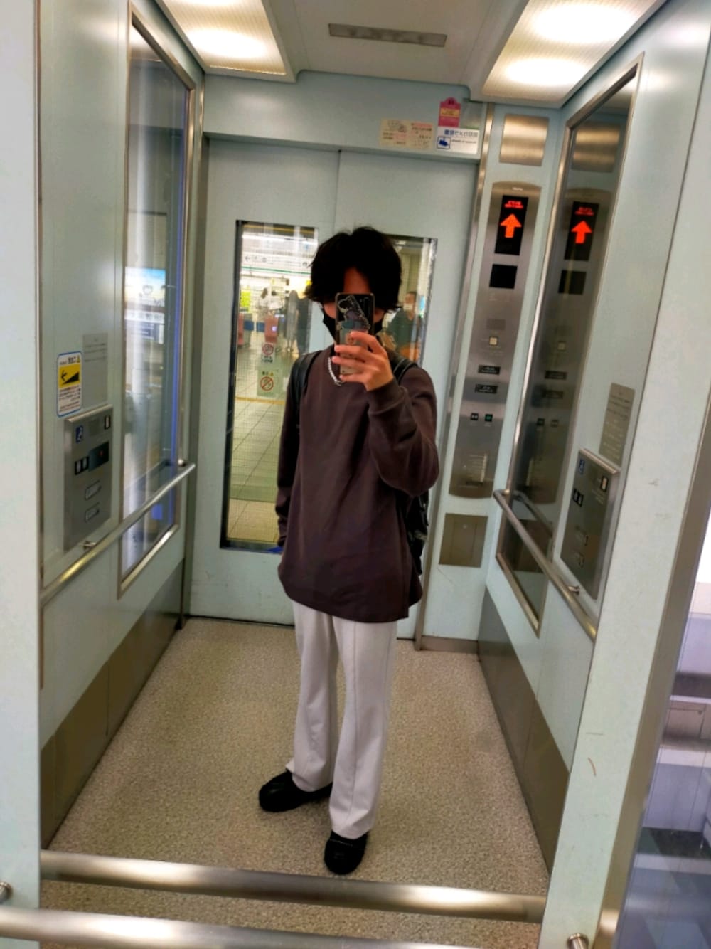 「モックネック、ユニクロ、シンプル、フレアパンツ、おしゃれさんと繋がりたい、お洒落さんとつながりたい、おとこのこ」｜「GUのアイテム（スニーカー、ブラック系）」を使った、R【 相互 】さん（メンズ・165cm）の秋コーディネートの1枚目の写真