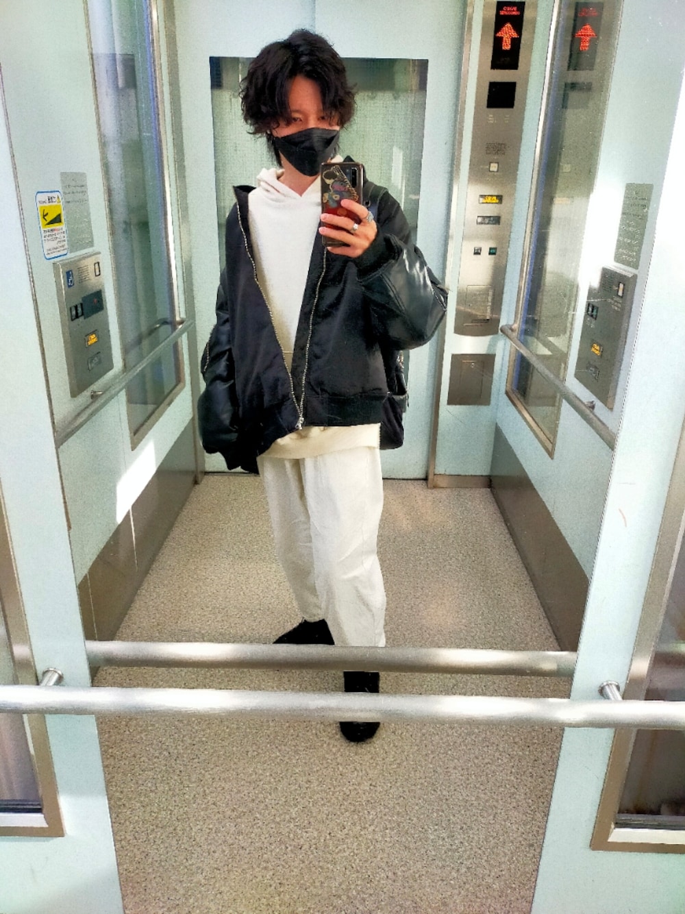 「私の推しブランド、お洒落さんとつながりたい、おしゃれさんと繋がりたい、春コーデ、MA-1、ADRER、パーカー」｜「GUのアイテム（デニムパンツ、ホワイト系）」を使った、R【 相互 】さん（メンズ・165cm）の冬コーディネートの1枚目の写真