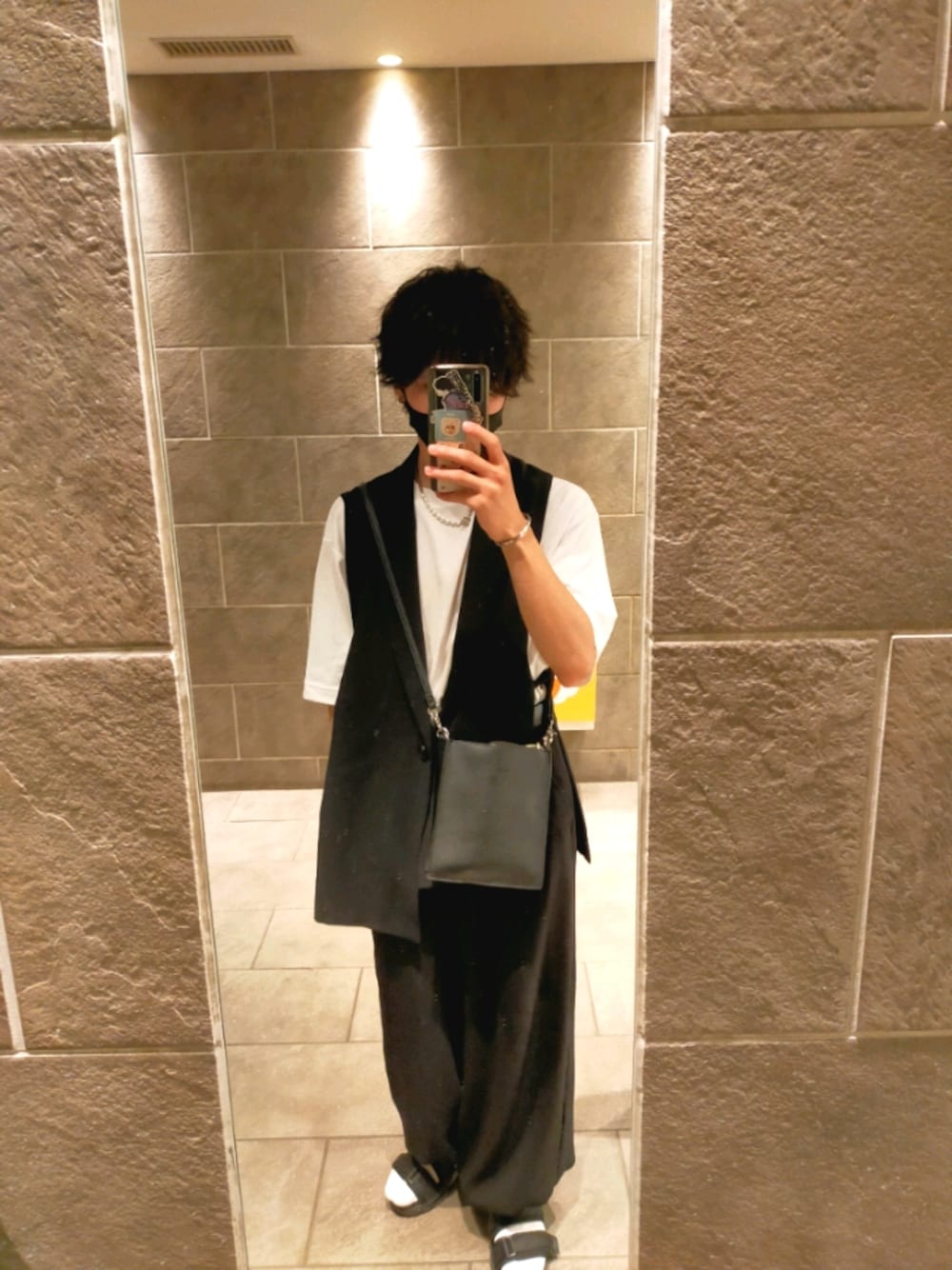 「ZARA、ベスト×Tシャツ、きれいめコーディネート、バルーンパンツ、HARE、王道コーデ、そろそろ秋」｜「HAREのベルトスニーカーサンダル(HARE)（サンダル、ブラック系）」を使った、R【 相互 】さん（メンズ・165cm）の秋コーディネートの1枚目の写真