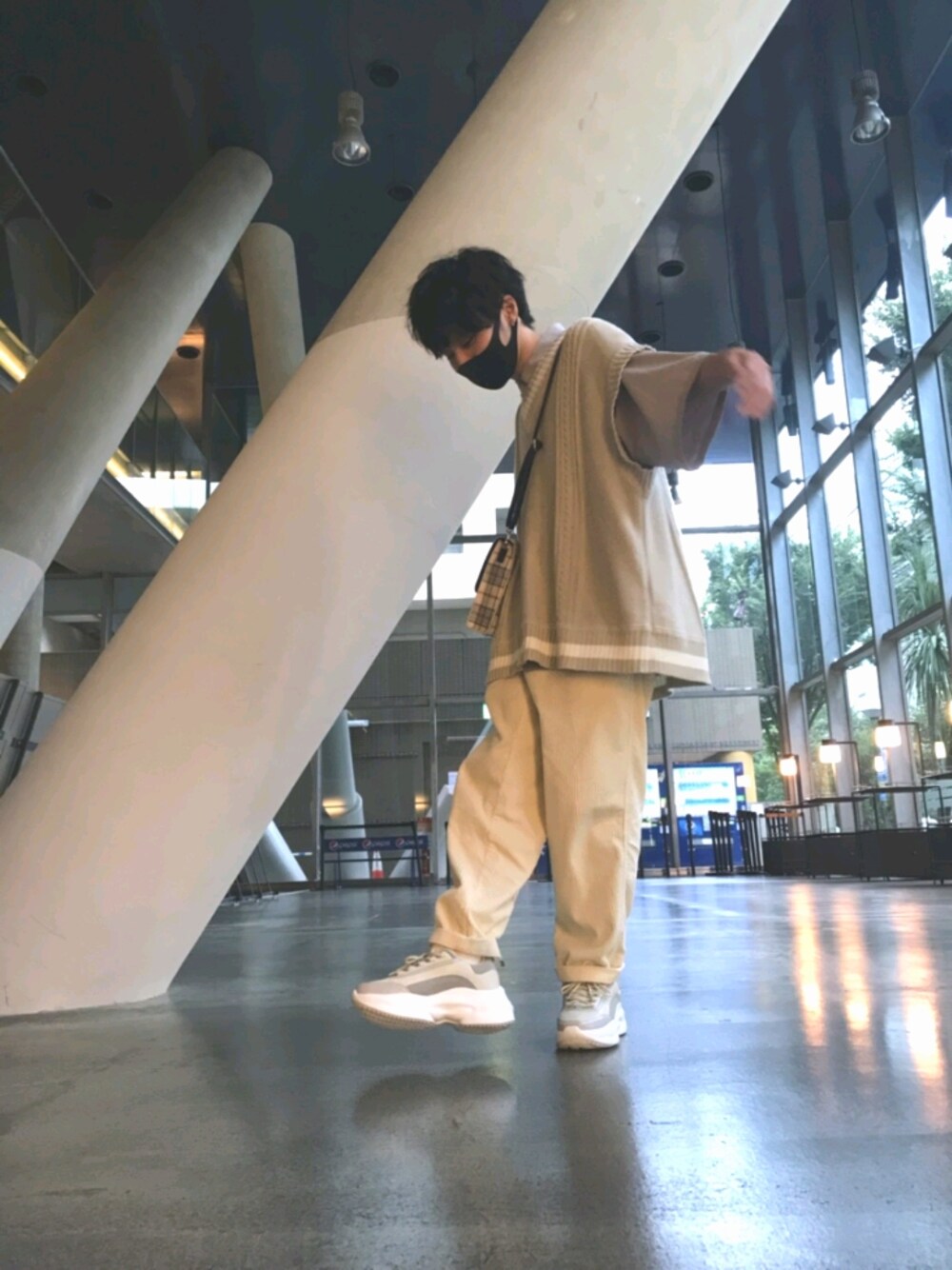「カワイイ系男子」｜「しまむらのアイテム（スニーカー、ベージュ系）」を使った、R【 相互 】さん（メンズ・165cm）の秋コーディネートの1枚目の写真
