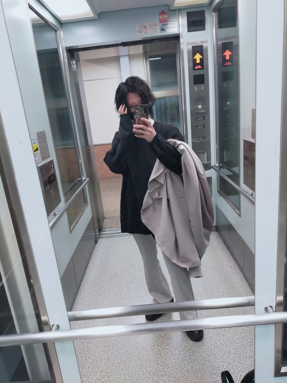 「おしゃれさんと繋がりたい、お洒落さんとつながりたい、トレンチコート、ニット、レイヤードスタイル、白パンツ、フレアパンツ、古着、出勤コーデ、いいね、save、フォローお願いします🤑、いいね返し」｜「JUNREDの【Trend Design】ドルマントレンチオーバーコート（トレンチコート、ホワイト系）」を使った、R【 相互 】さん（メンズ・165cm）の冬コーディネートの2枚目の写真