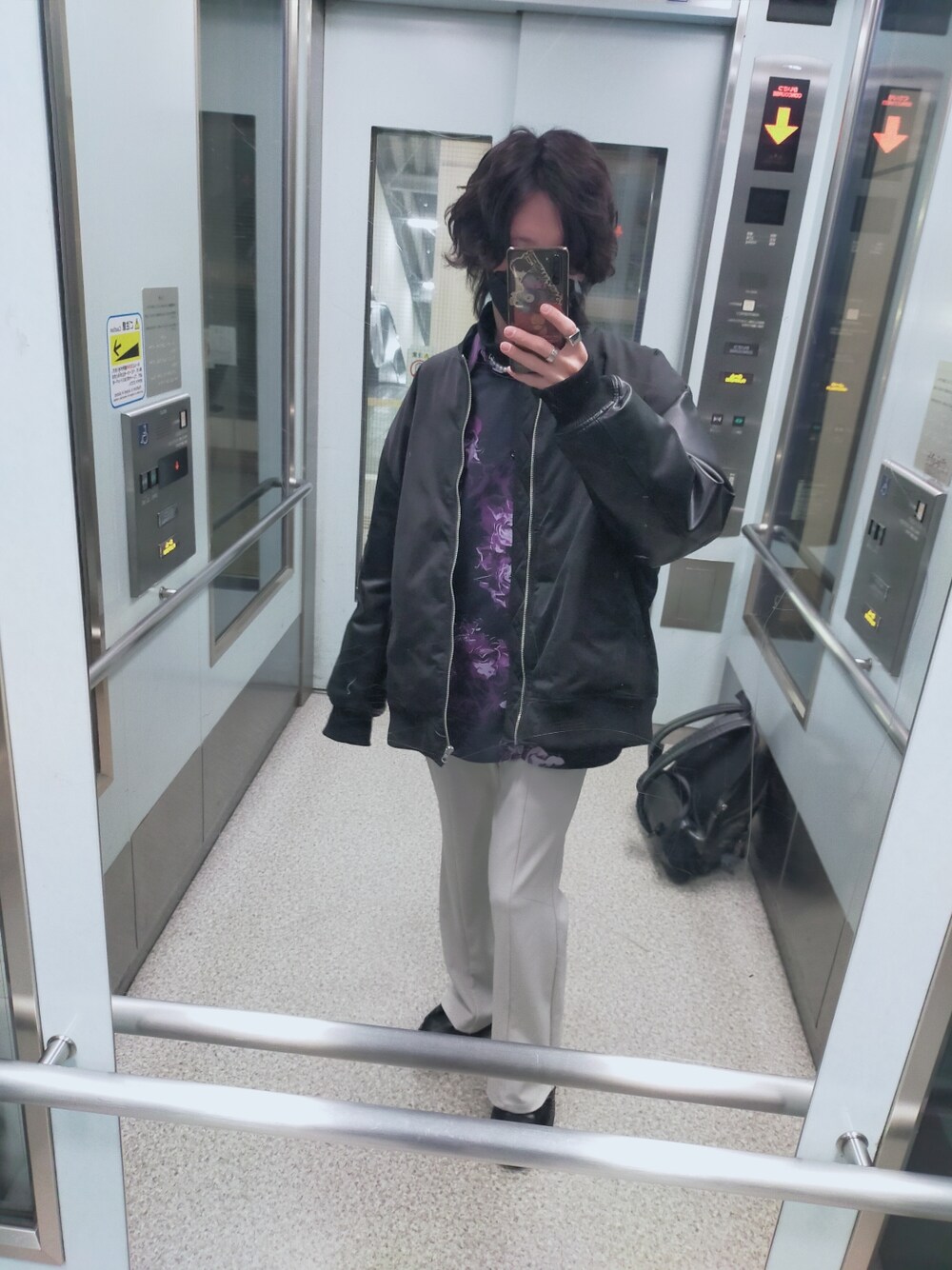「おしゃれさんと繋がりたい、お洒落さんとつながりたい、柄シャツ、フレアパンツ、白パンツ、MA-1、Adam et Rope'、出勤コーデ」｜「HAREのハンドデザインフラワーシャツ(HARE)（シャツ/ブラウス、ブラック系）」を使った、R【 相互 】さん（メンズ・165cm）の冬コーディネートの1枚目の写真