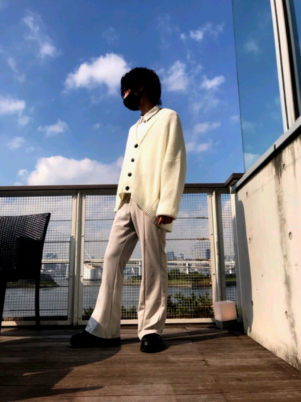 「WEGO、おしゃれさんと繋がりたい、お洒落さんとつながりたい、フレアパンツ、きれいめコーディネート、ホワイト、ホワイトコーデ」｜「GUのアイテム（スニーカー、ブラック系）」を使った、R【 相互 】さん（メンズ・165cm）の秋コーディネートの1枚目の写真