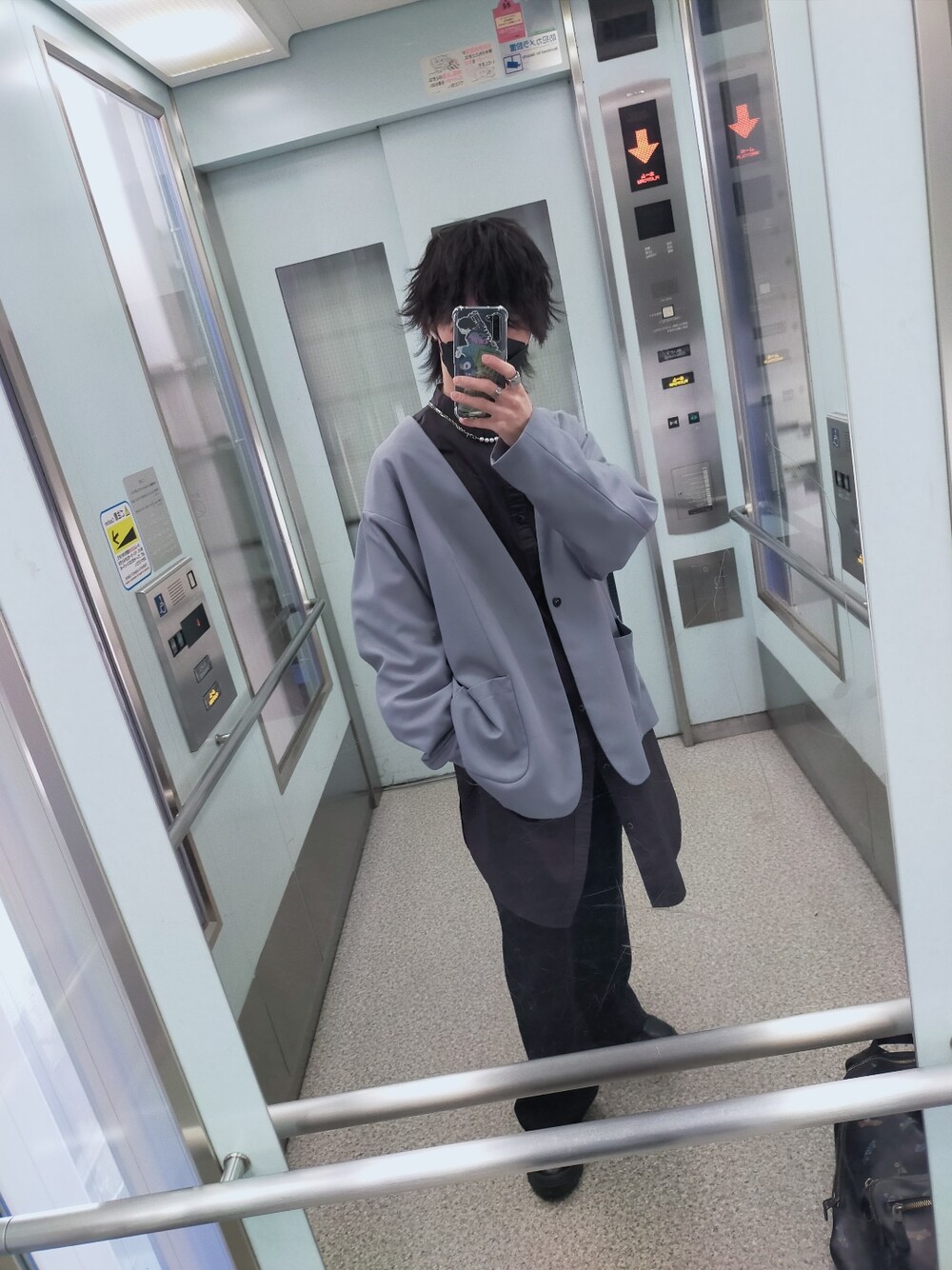 ブラック系のシャツ/ブラウス、ブルー系のノーカラージャケット、ブラック系のスラックスを着用したメンズの春コーディネートの2枚目の写真