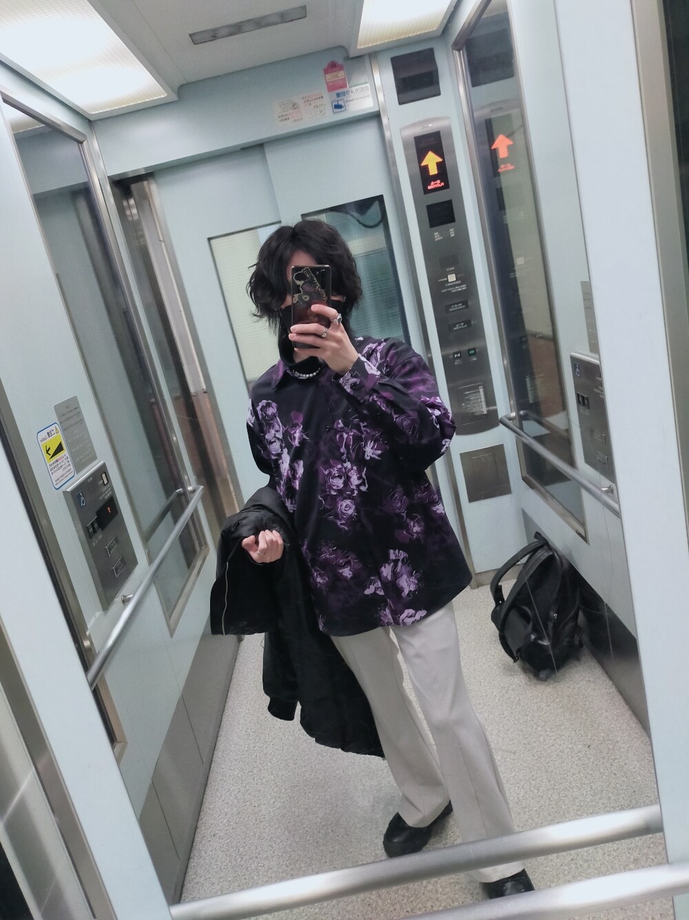 「おしゃれさんと繋がりたい、お洒落さんとつながりたい、柄シャツ、フレアパンツ、白パンツ、MA-1、Adam et Rope'、出勤コーデ」｜「HAREのハンドデザインフラワーシャツ(HARE)（シャツ/ブラウス、ブラック系）」を使った、R【 相互 】さん（メンズ・165cm）の冬コーディネートの2枚目の写真