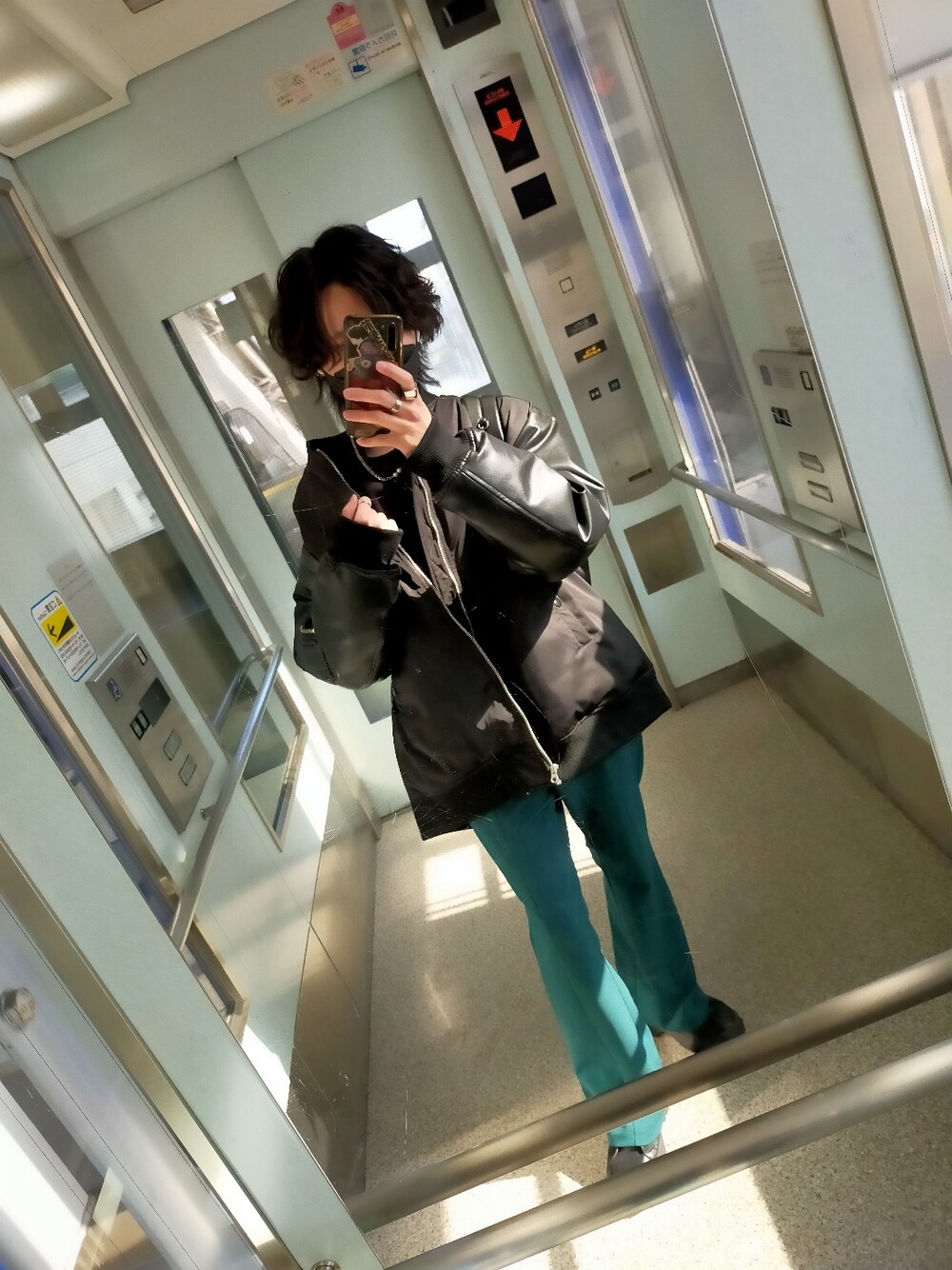 「お洒落さんとつながりたい、いいね、save、フォローお願いします🤑、今日のコーデ、ADRER、MA-1、緑、差し色、フレアパンツ」｜「GUのアイテム（スラックス、グリーン系）」を使った、R【 相互 】さん（メンズ・165cm）の冬コーディネートの1枚目の写真