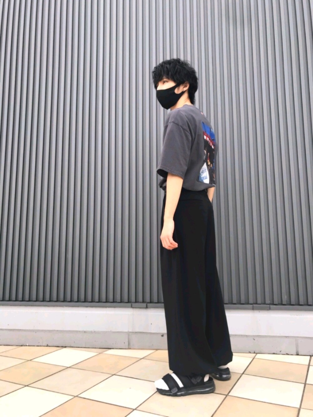 「ストリートコーデ、バルーンパンツ、黒コーデ」｜「HAREのベルトスニーカーサンダル(HARE)（サンダル、ブラック系）」を使った、R【 相互 】さん（メンズ・165cm）の秋コーディネートの1枚目の写真